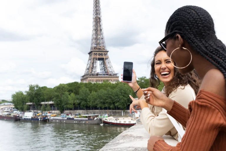 guide visiting Paris